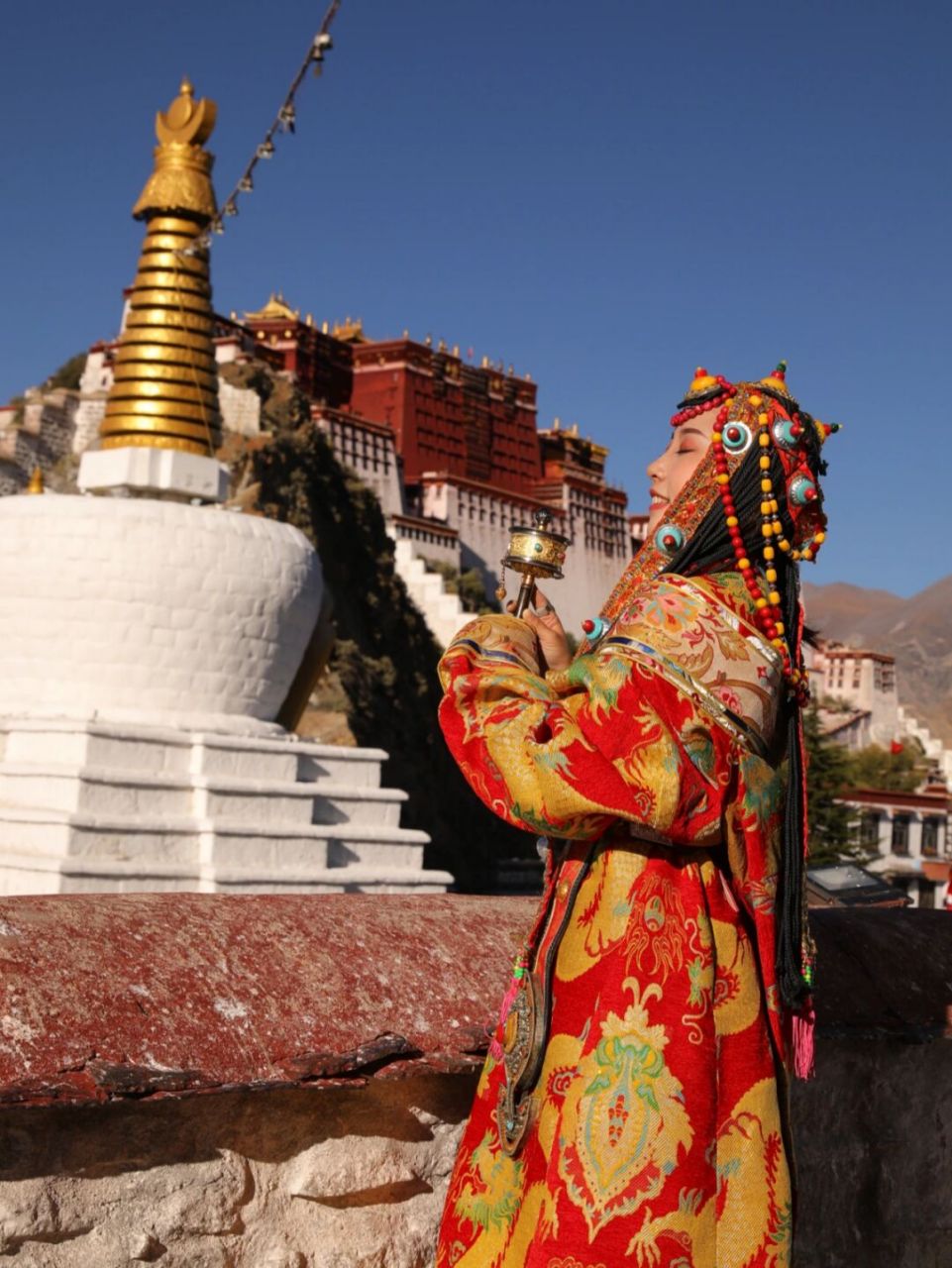 康巴藏服 康巴服饰既具有藏民族的共性特征,又别具地方个性特色.其主
