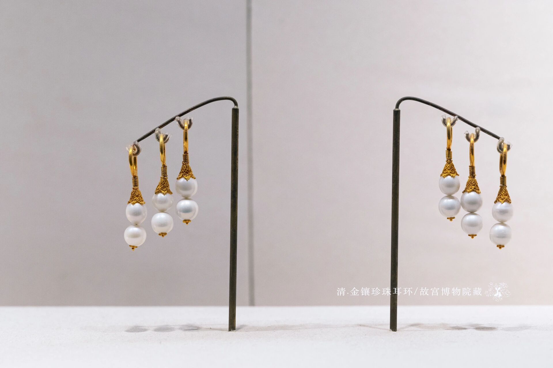 东珠就是产自东北的野生淡水珍珠,质地圆润硕大,色泽晶莹透澈.