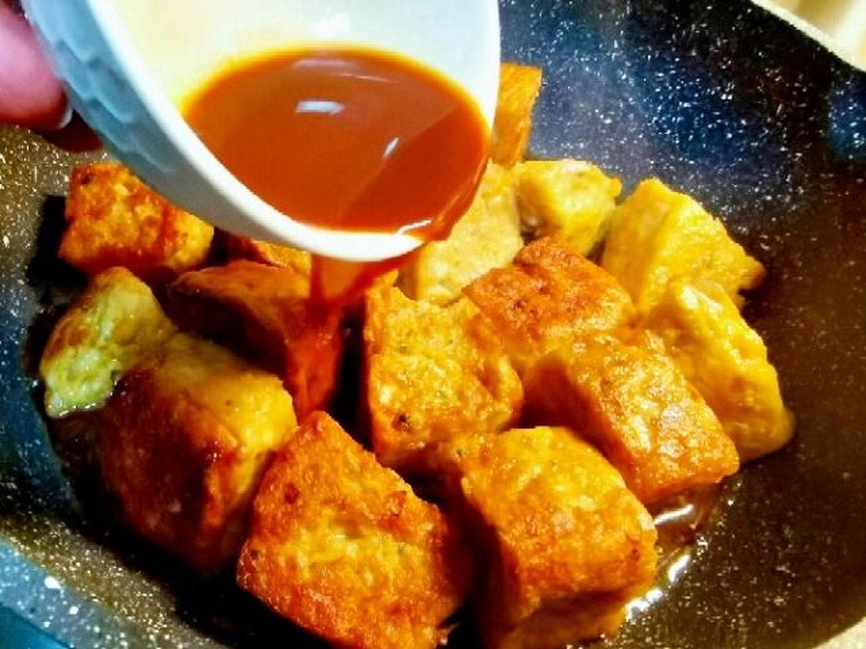 自制鱼豆腐, (一)准备食材:龙利鱼300克,小洋葱半个,胡萝卜1小段