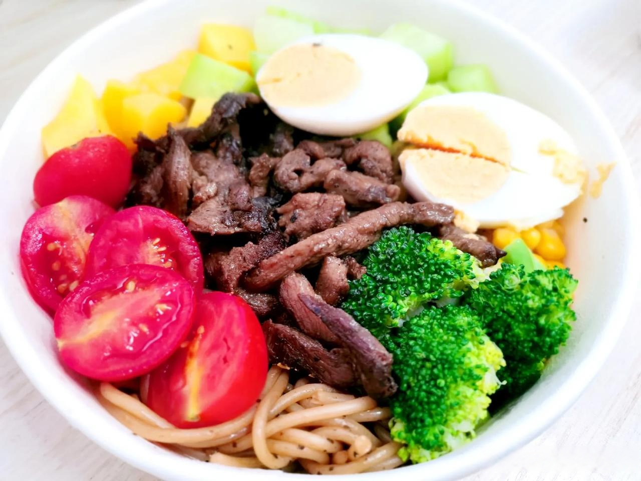 牛柳意面太好吃了 午餐点了一份外卖 轻食沙拉,内容很丰富 份量也很多