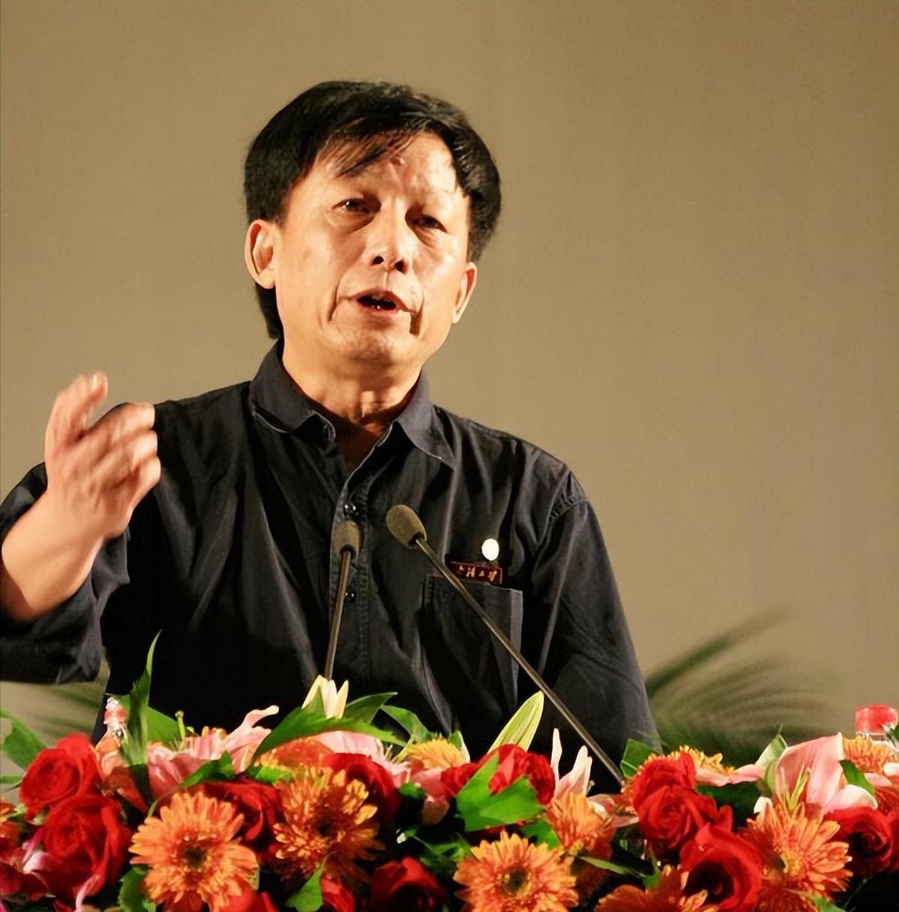 有一次在课堂上,一位女大学生质问易中天:"郑强教授说您的数学只有15