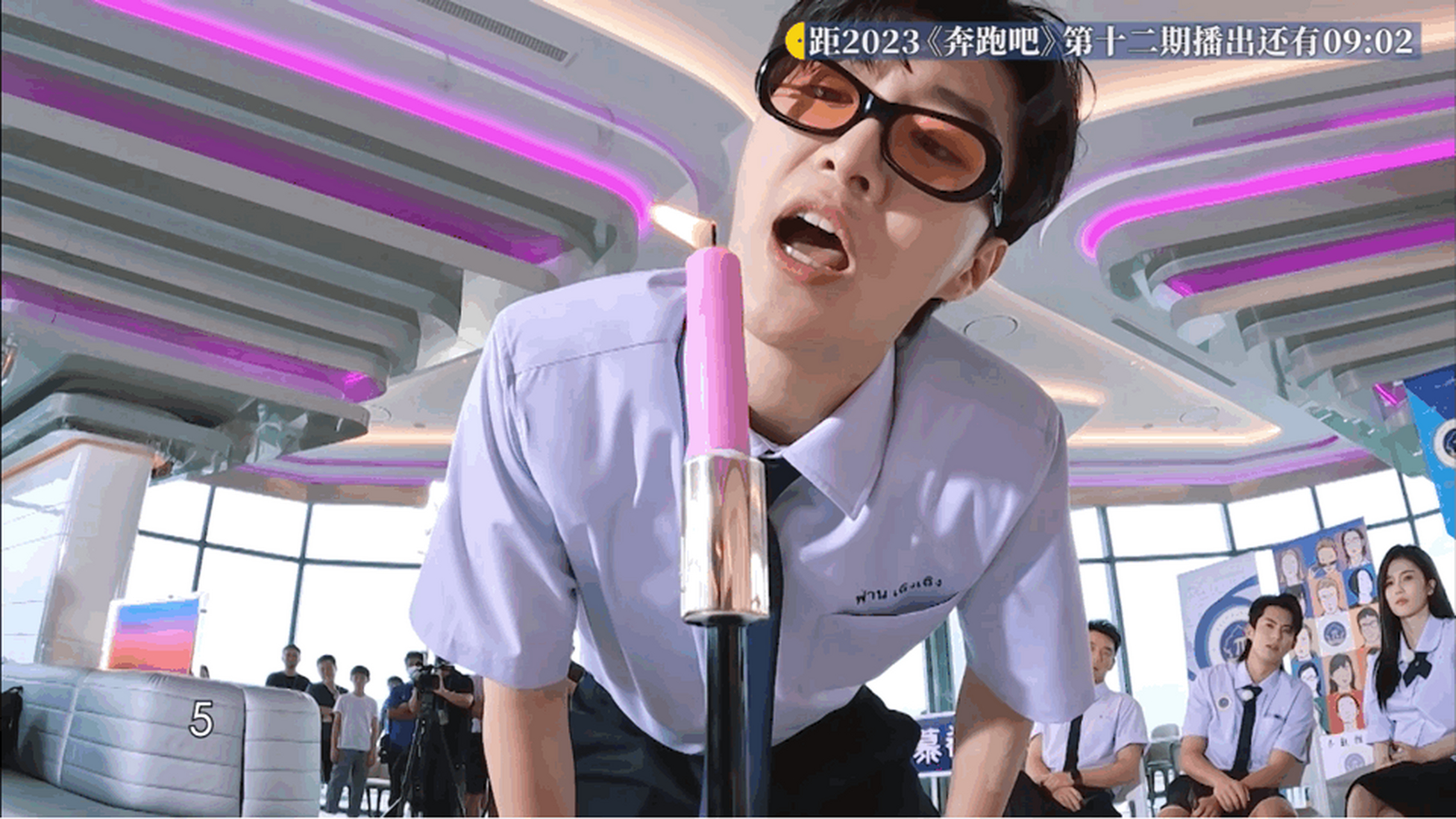 在用泰语念数字吹蜡烛的游戏环节中,@范丞丞 抽到的卡牌是数字5,在吹