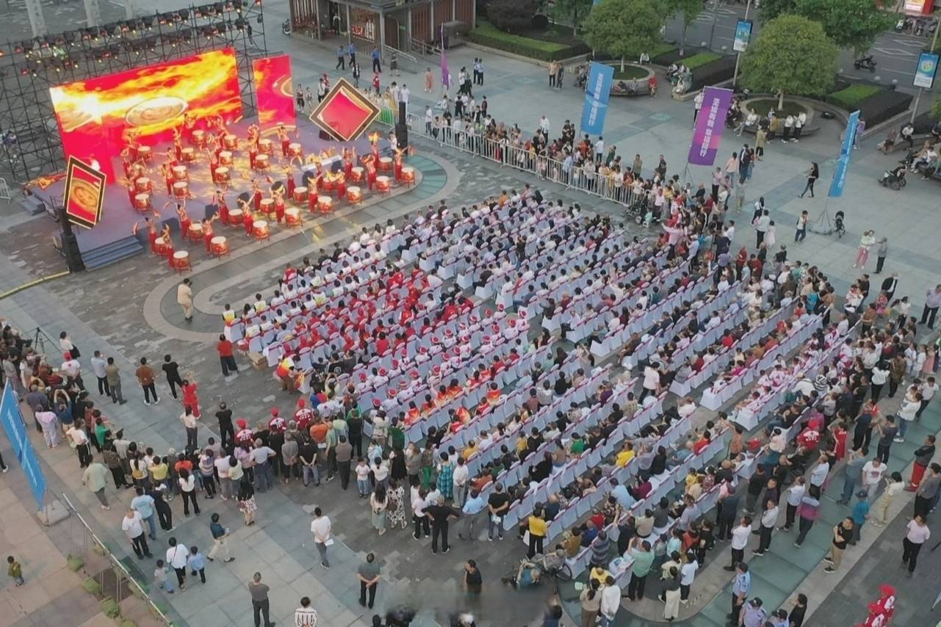 幸福同行"走基层系列活动走进东阳】5月18日晚,市黉门广场上人头攒动