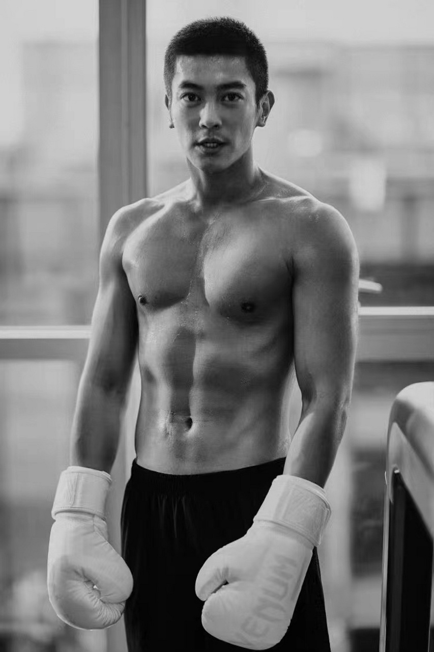 杜江在电影《惊天救援》里也太让人惊喜了,这胸肌,这身材都是认真的吗