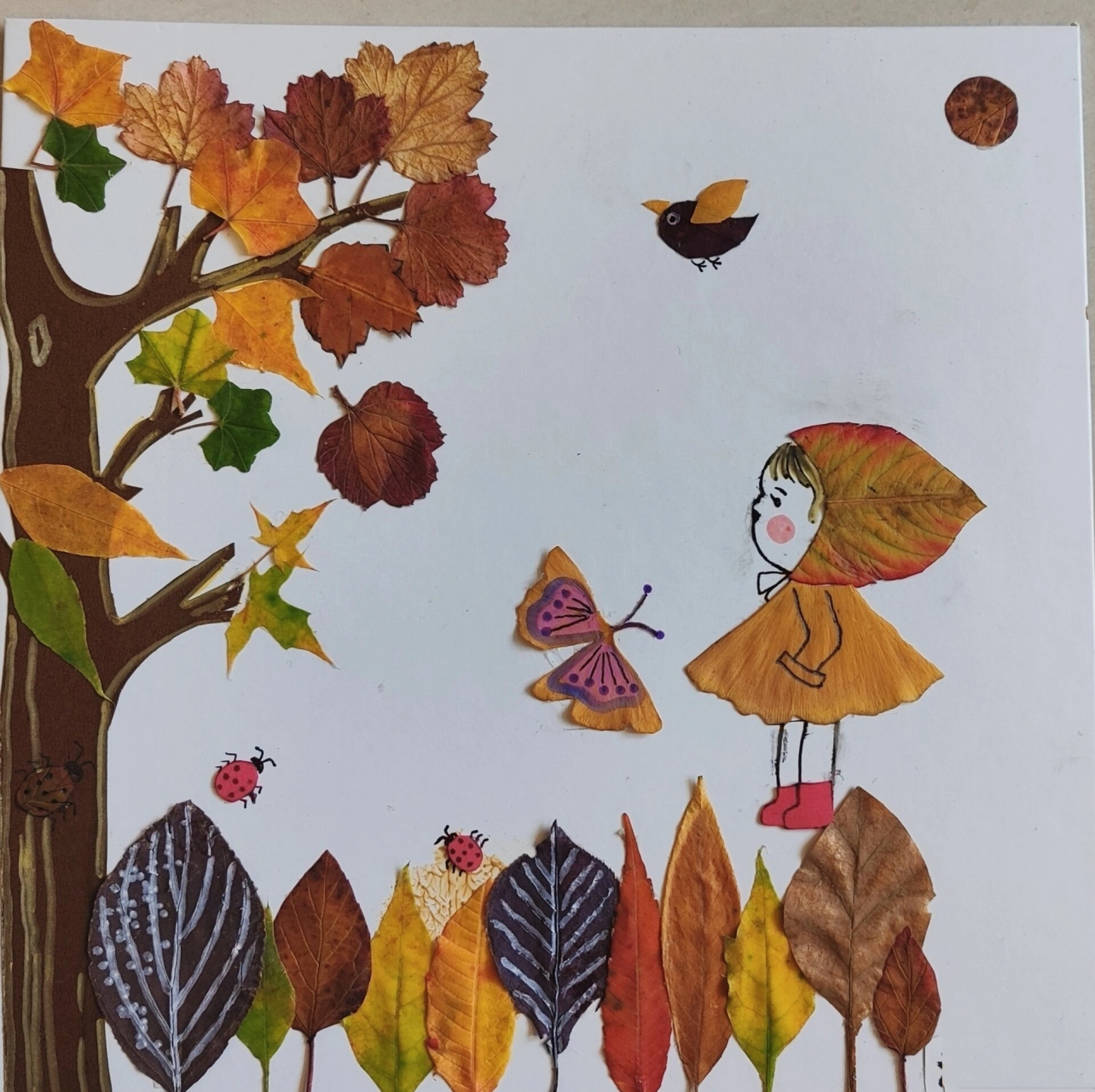 幼儿园小班树叶画《秋天》 感谢,东拼西凑给我家二宝完成的手工作业.