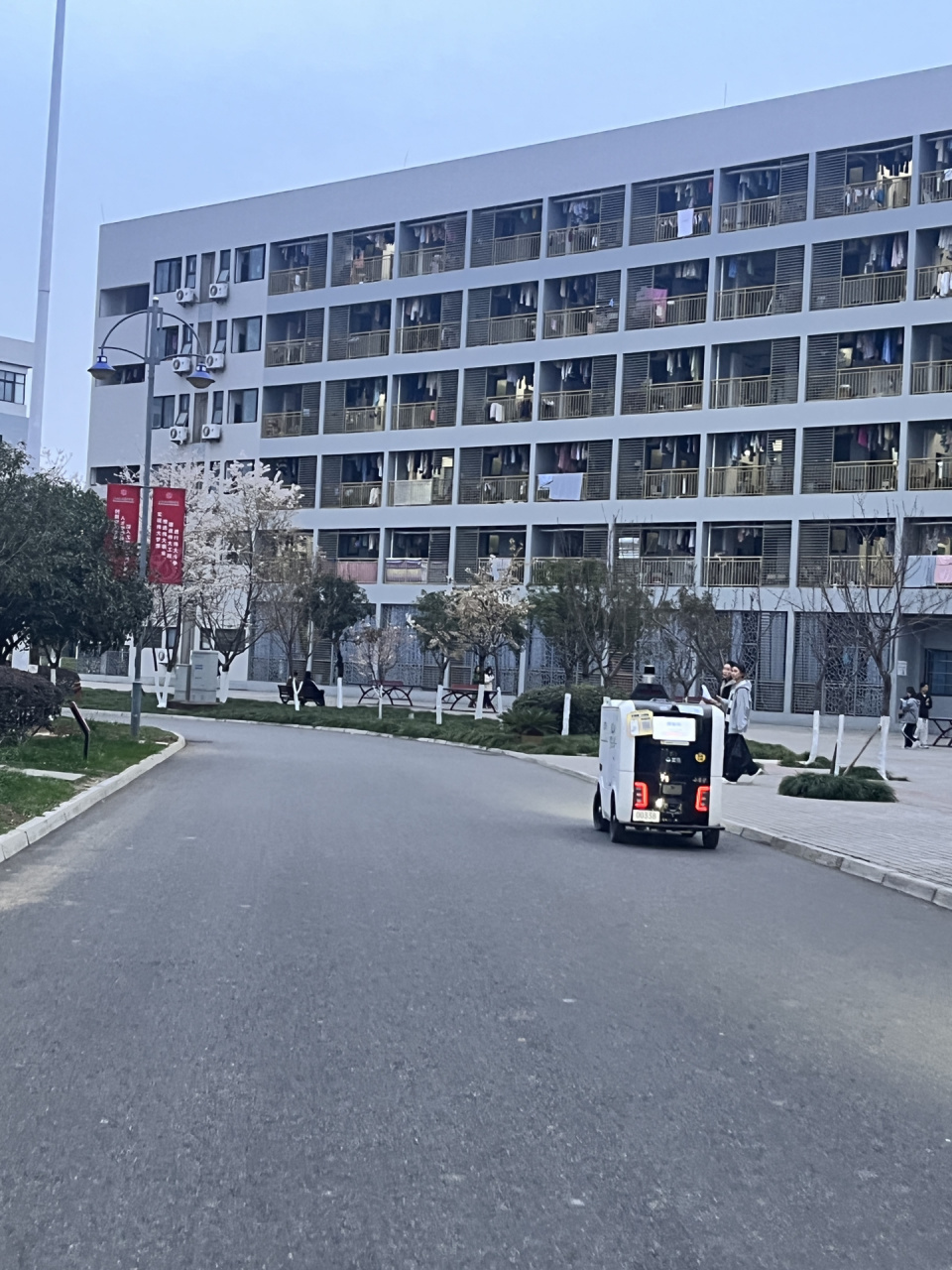 四川文化艺术学院 春天的川文艺 图7是川文艺的校车   图345是绵阳