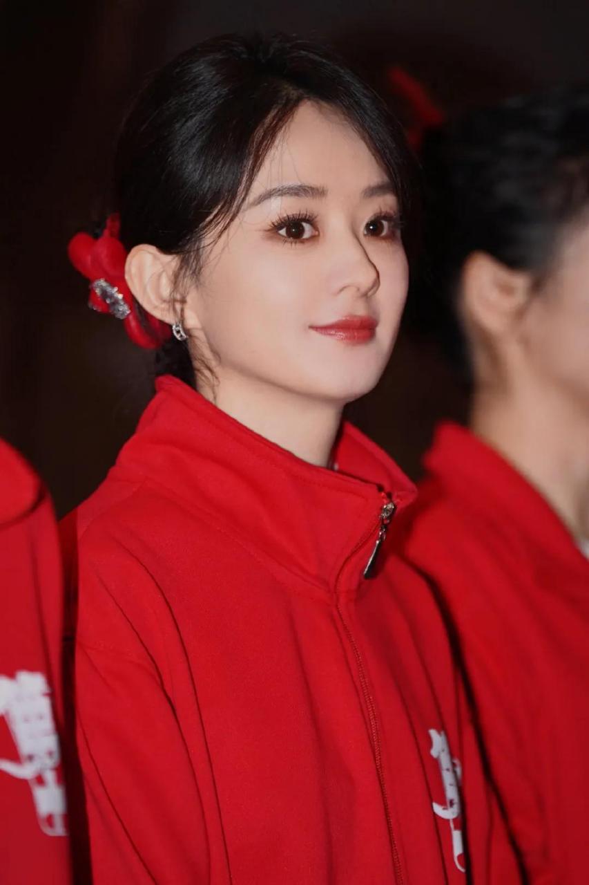 网友巴黎偶遇赵丽颖,颖宝带着渔夫帽,与好友逛街挑选衣服,好惬意啊