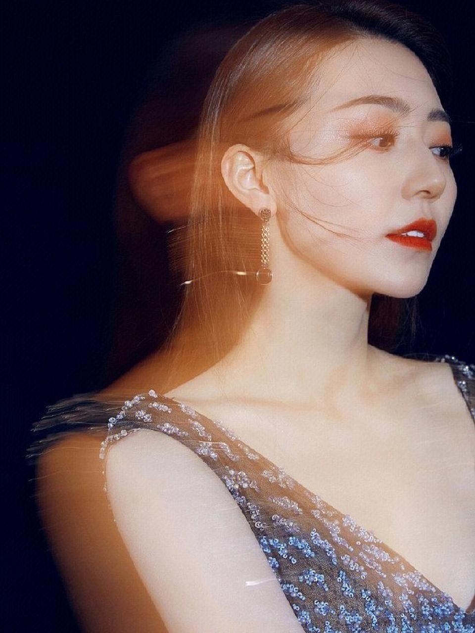 黄梦莹真是女神范十足,穿深蓝色的v领礼服华丽精致,时髦高调 黄梦莹的