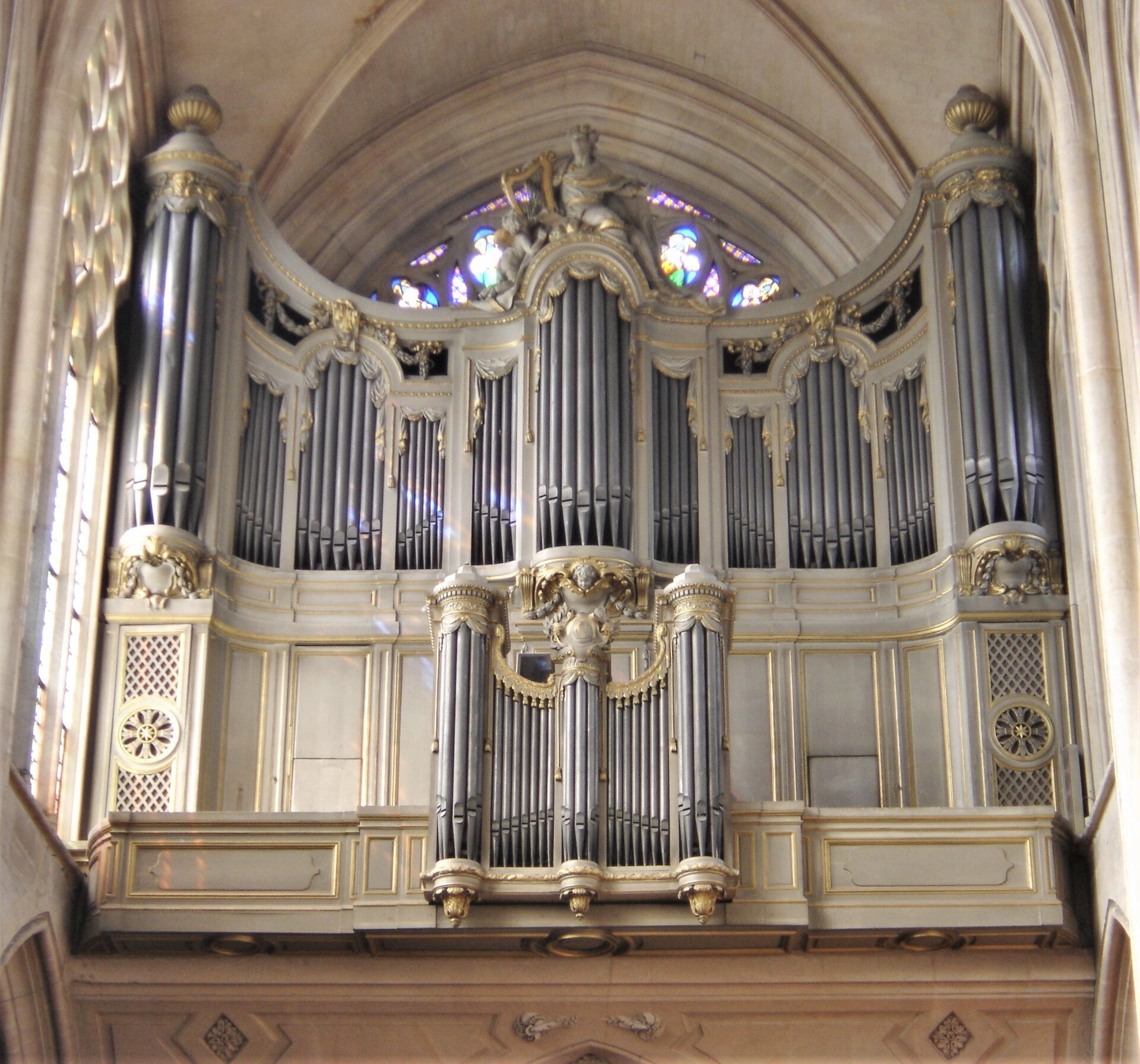 管风琴 管风琴(pipe organ)是一种通过键盘上的风琴管驱动加压空气(by