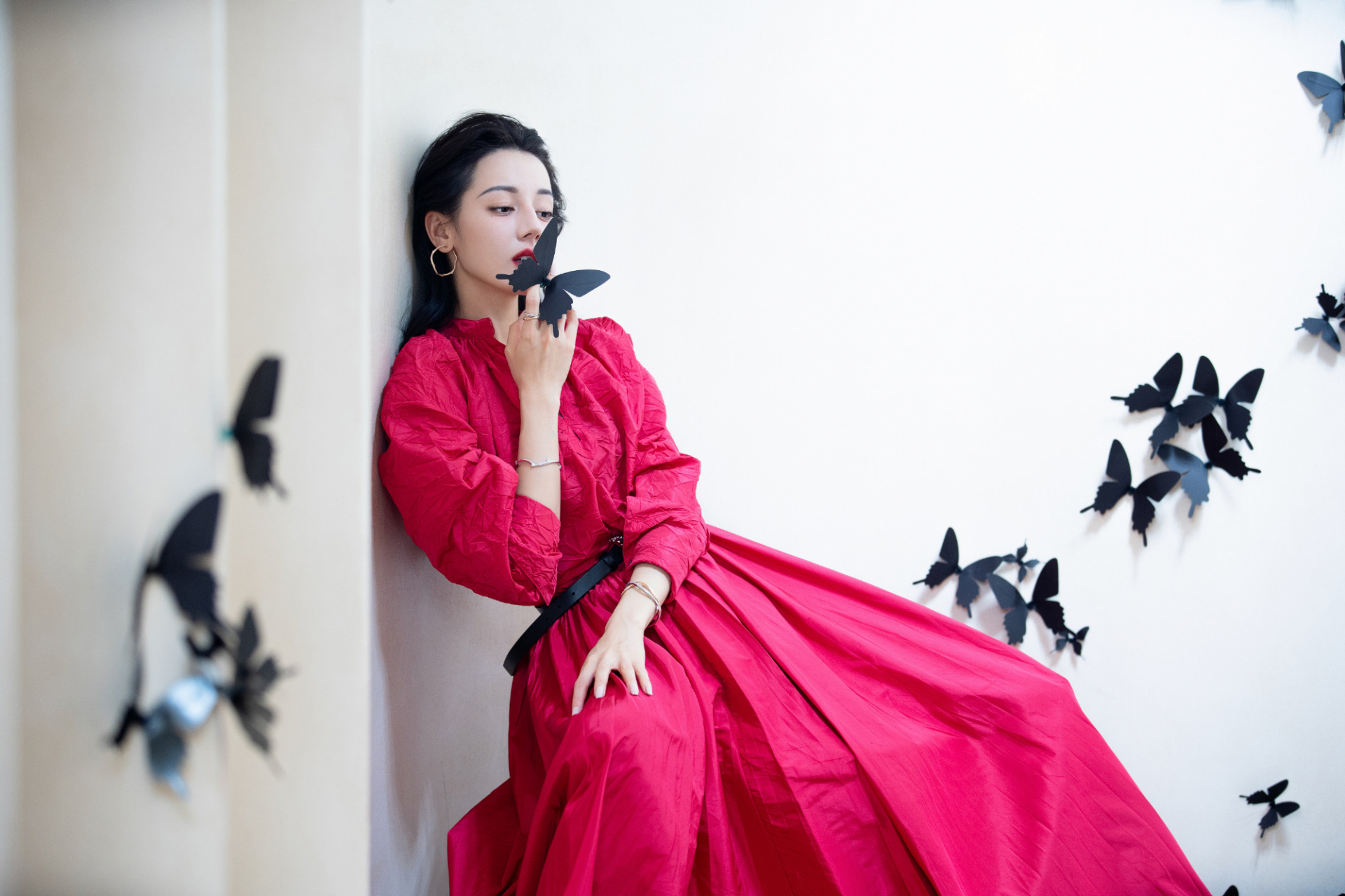 迪丽热巴红秀十一月刊封面蝴蝶氛围大片