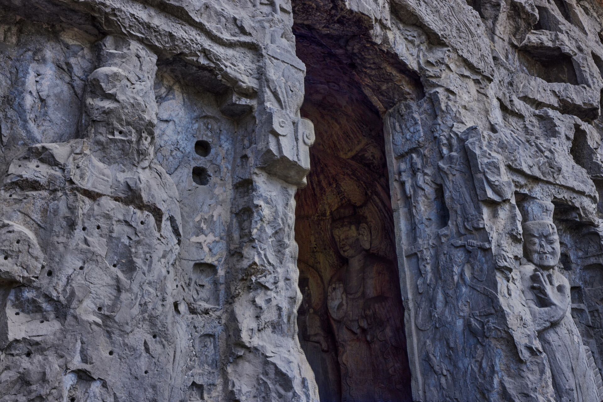 龙门石窟之宾阳三洞,中原艺术风格集大成者  	 宾阳三洞是龙门石窟