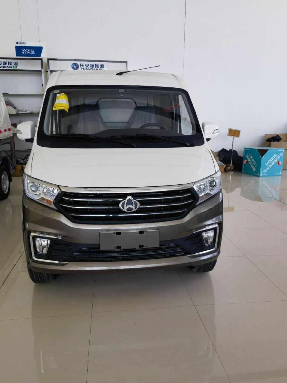 长安跨越星v5面包2座厢货车.