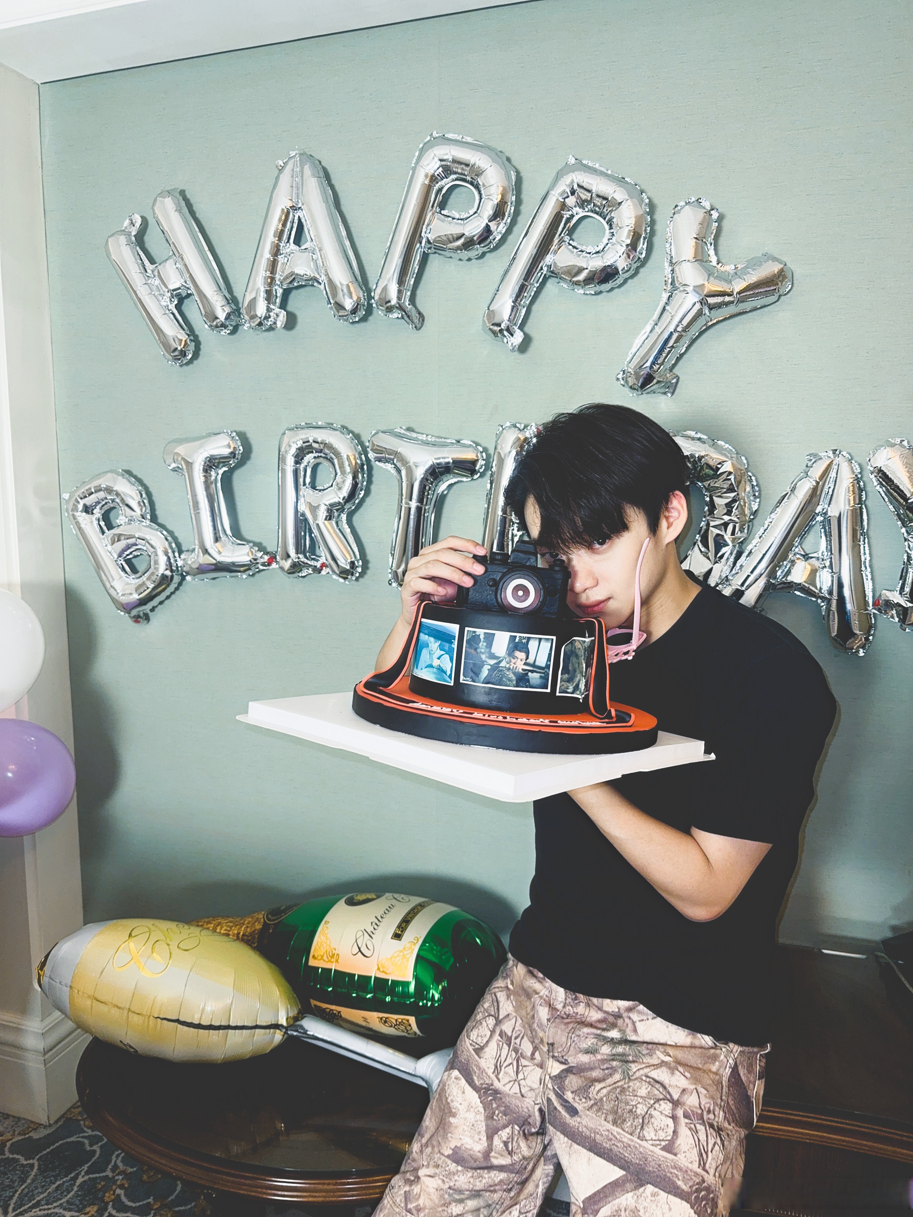 哈哈哈哈第一次和大家过云生日,好嗨皮 大家不要老是笑～ 新手机没玩