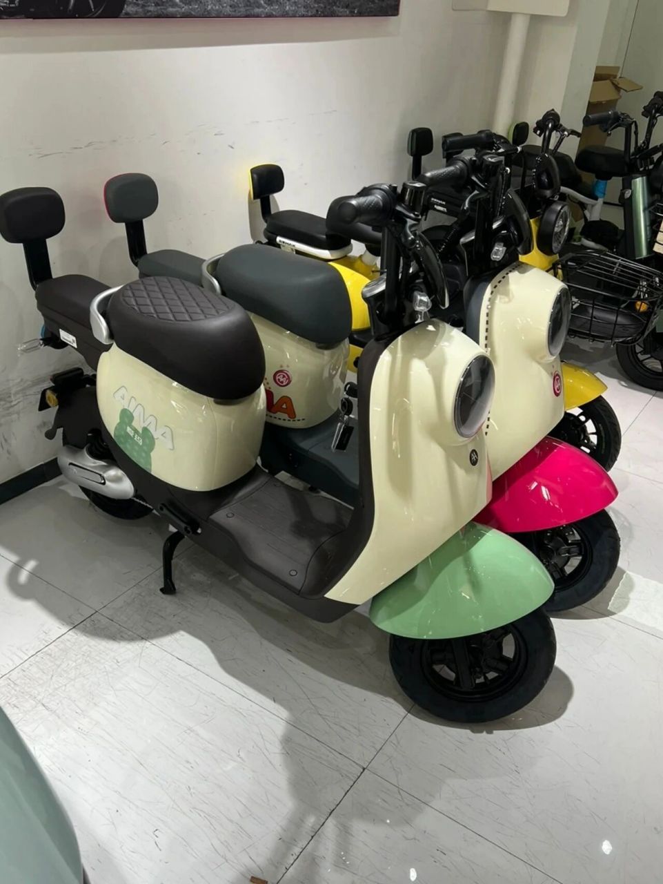 vava属于电动自行车,可以上绿牌,带脚踏,速度也非常的慢,但是储物