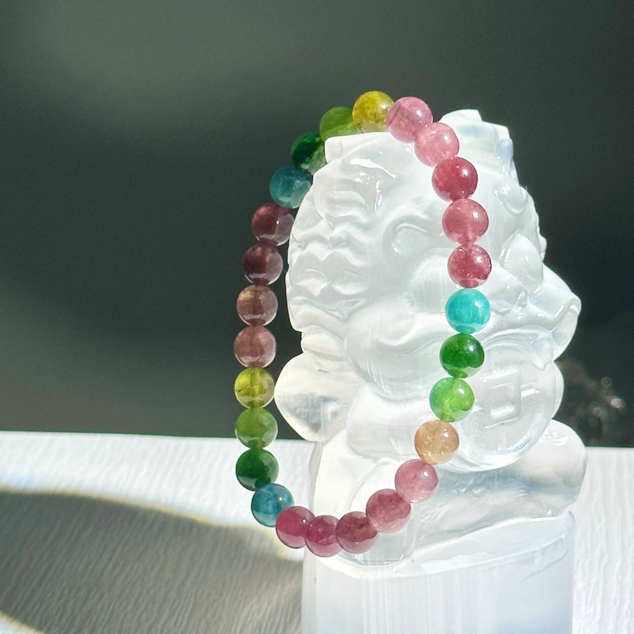 碧玺功效寓意与保养 注意事项 自古认为,佩戴碧玺可以保人们一生平安