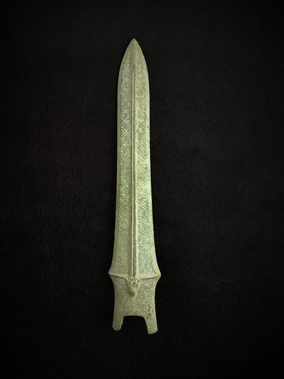 青铜矛 青铜矛是古代用于冲刺的兵器,通常与盾配合使用,青铜矛分身和
