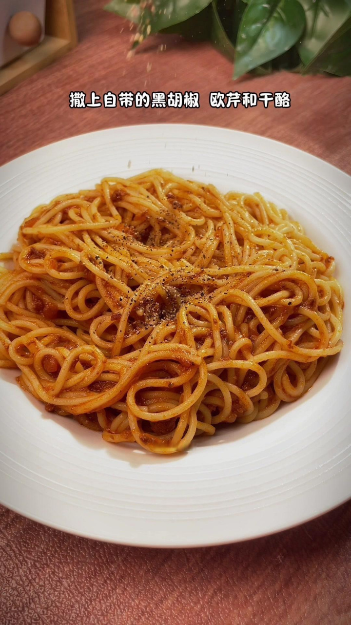 步骤: 1️⃣水开放橄榄油和海盐,放入意面盖盖子煮十分钟,捞