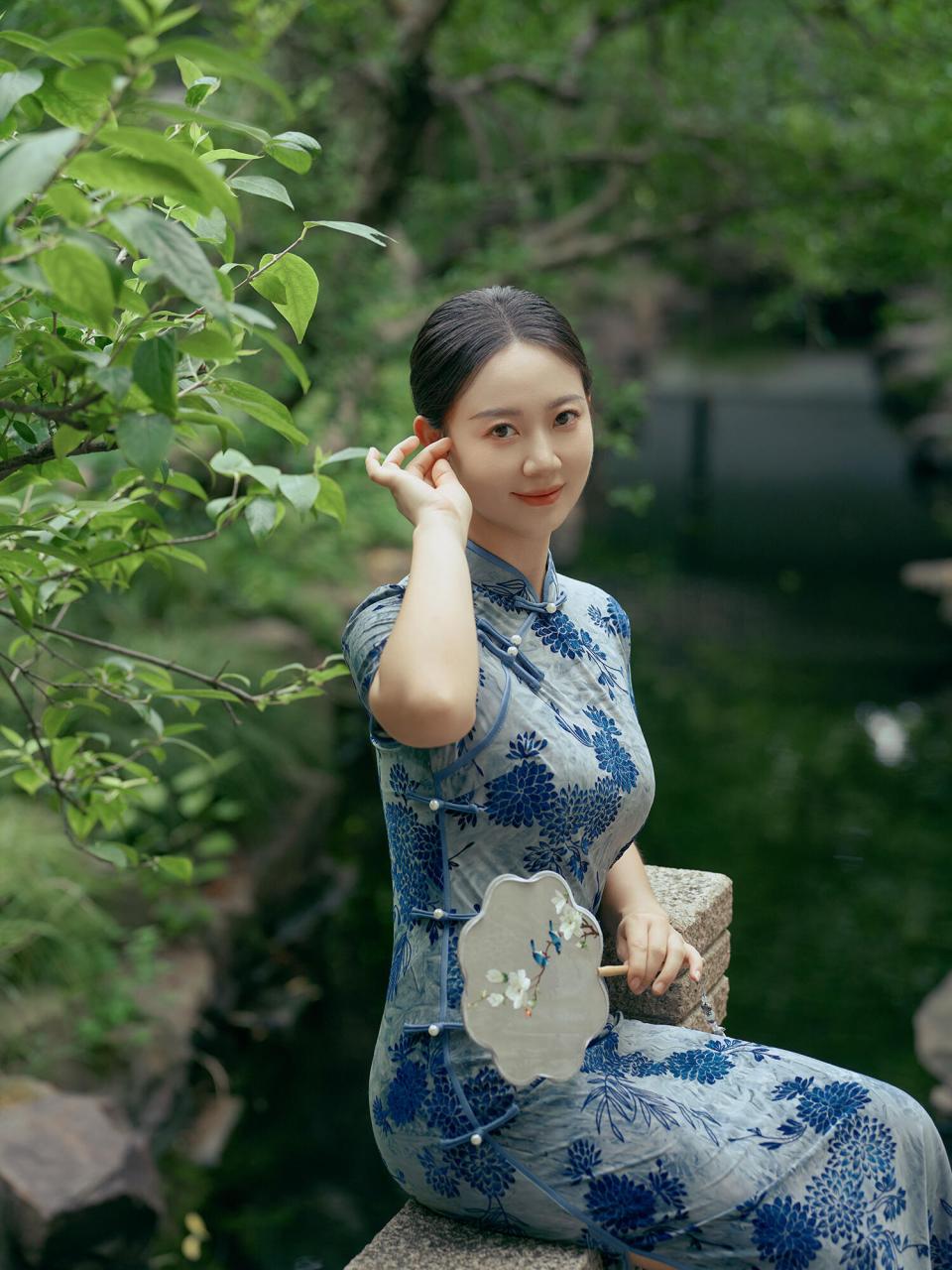 拍摄自苏州园林 #新中式国风# #旗袍写真# #苏州园林# #苏州旅行