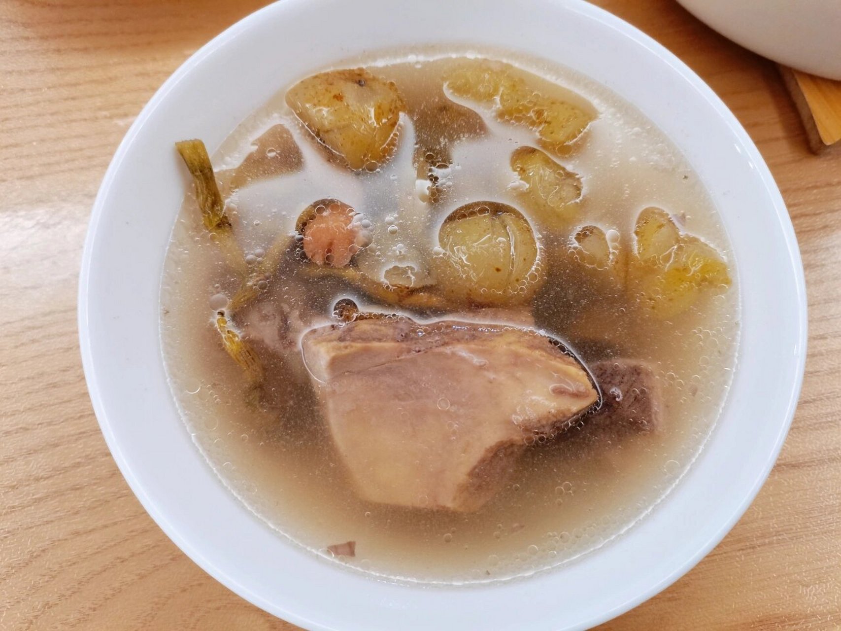 橄榄洗净对切,油柑洗净刀背拍碎.