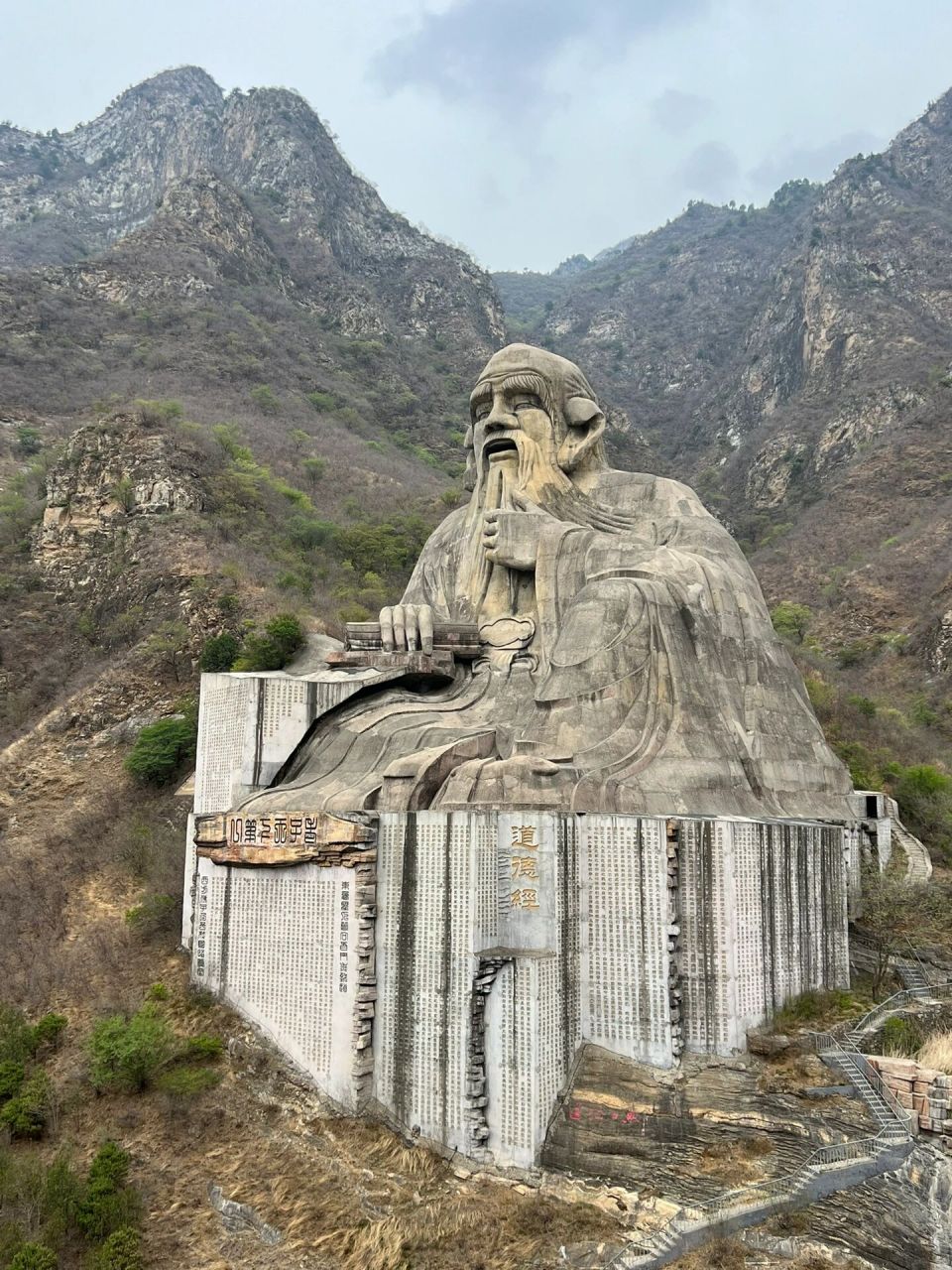 圣莲山爬山悟道 圣莲山是道教名山,有老子的巨大雕塑,也有千佛殿