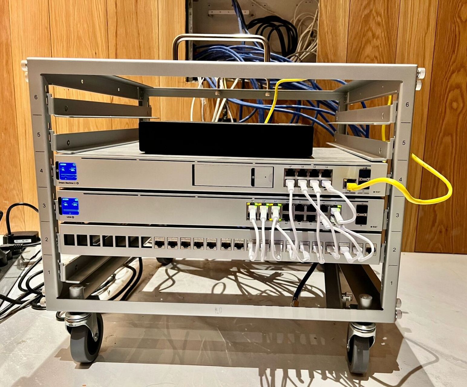 每个配件的精准度都非常到位 不愧的是苹果出身的老板 机柜都能设计