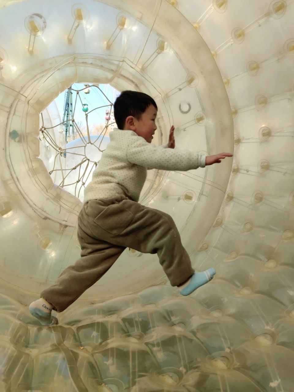 充氧气球真有这么可怕吗 带大宝去动物园,非要坐这个气球,刚上去两