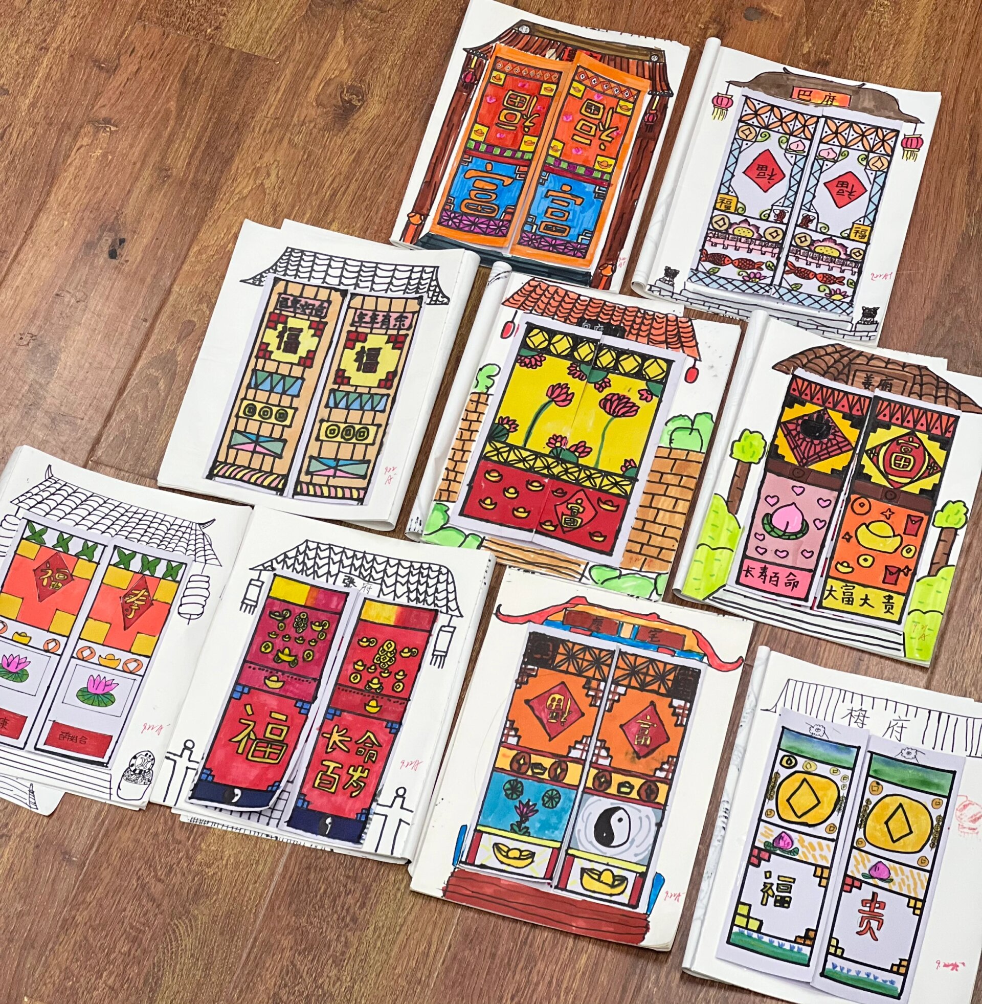 浙美版五上《传统门饰》手工创意画 孩子们信心满满制作自家大门