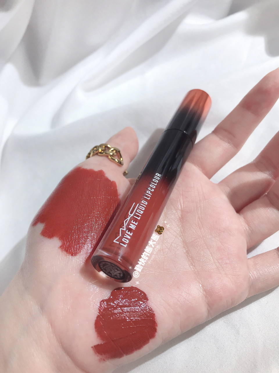 mac渐变唇釉 mac新品唇釉 是漆面的质地 冷酷感橘砖色 这只颜色还挺