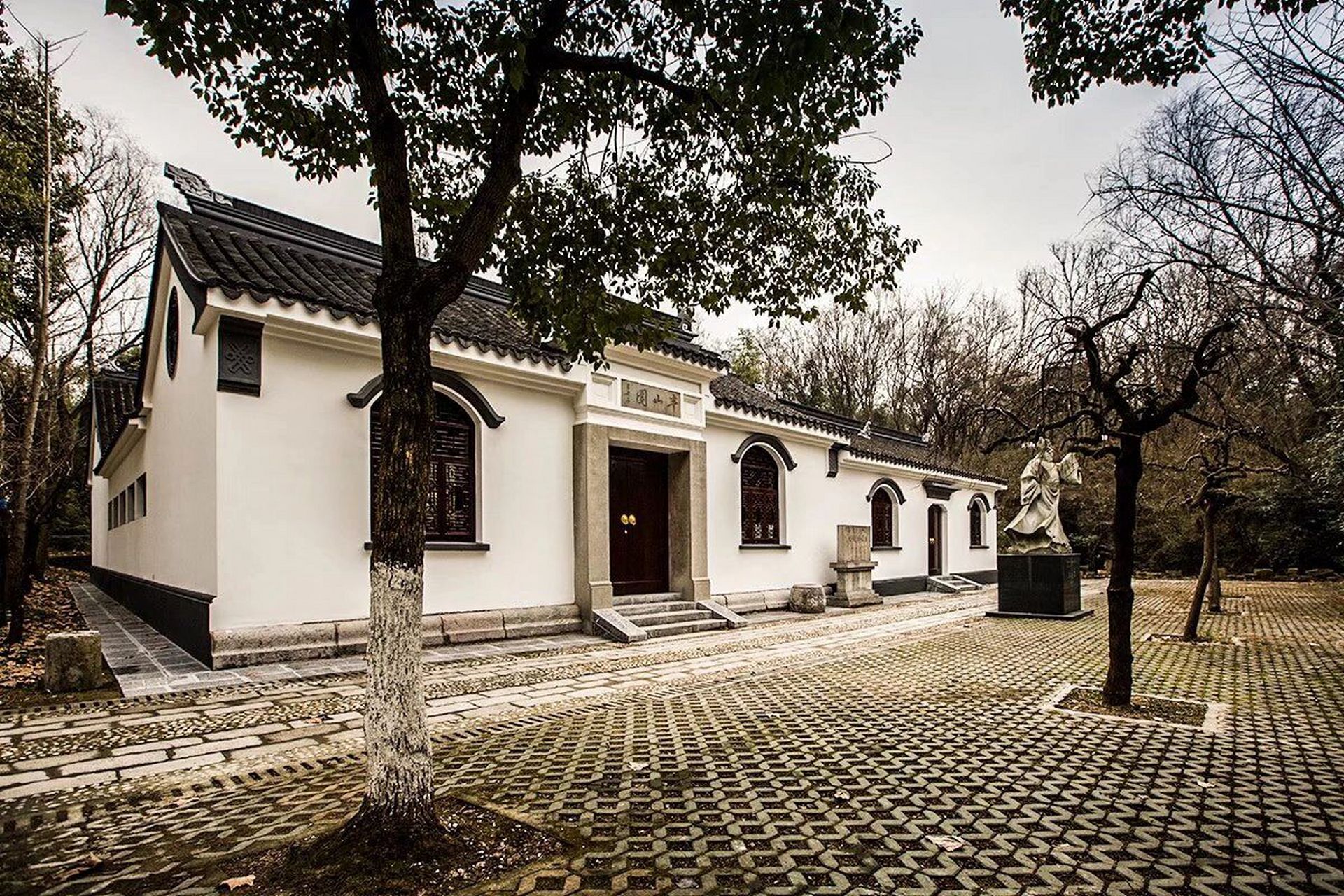 半山园——王安石故居访问记 王安石(1020―1086年)字介甫,号半山