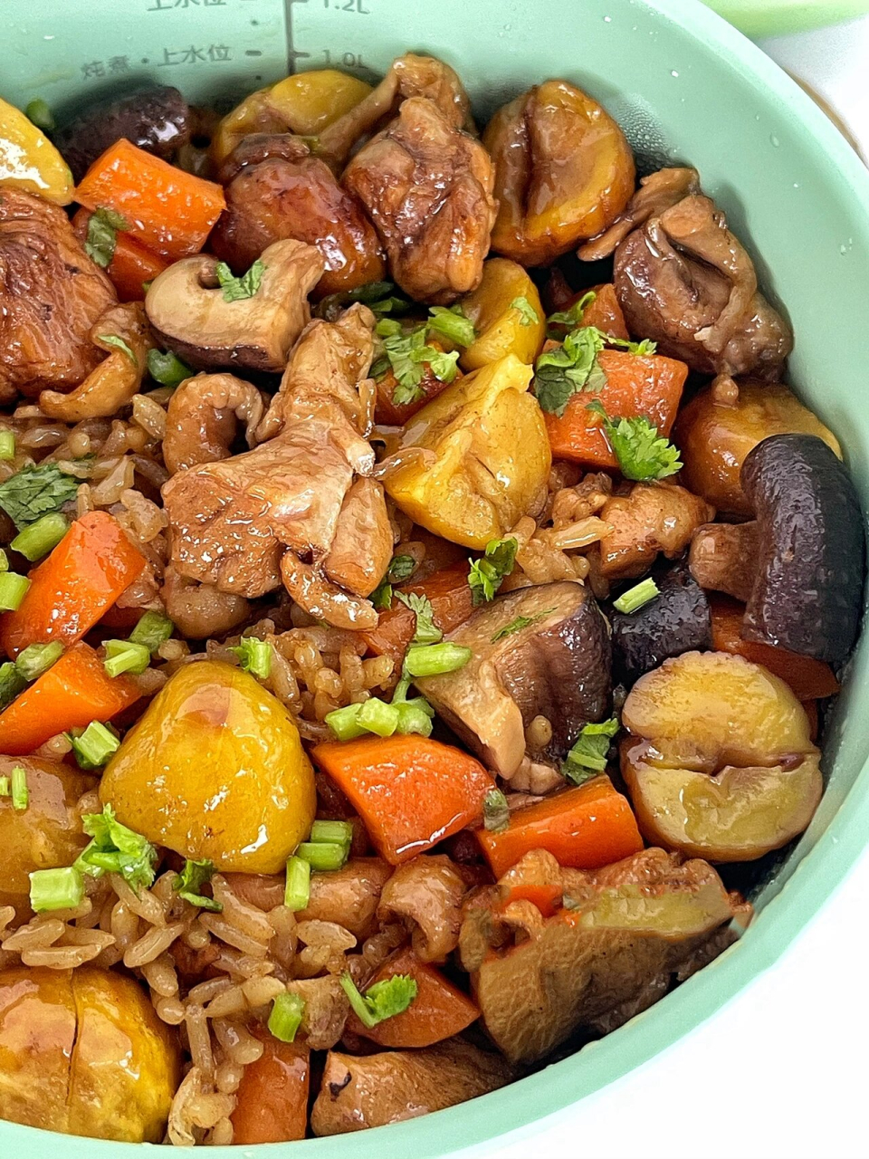 香迷糊了都75秋天的这锅板栗焖鸡饭 又到了吃板栗的季节,怎么少得了