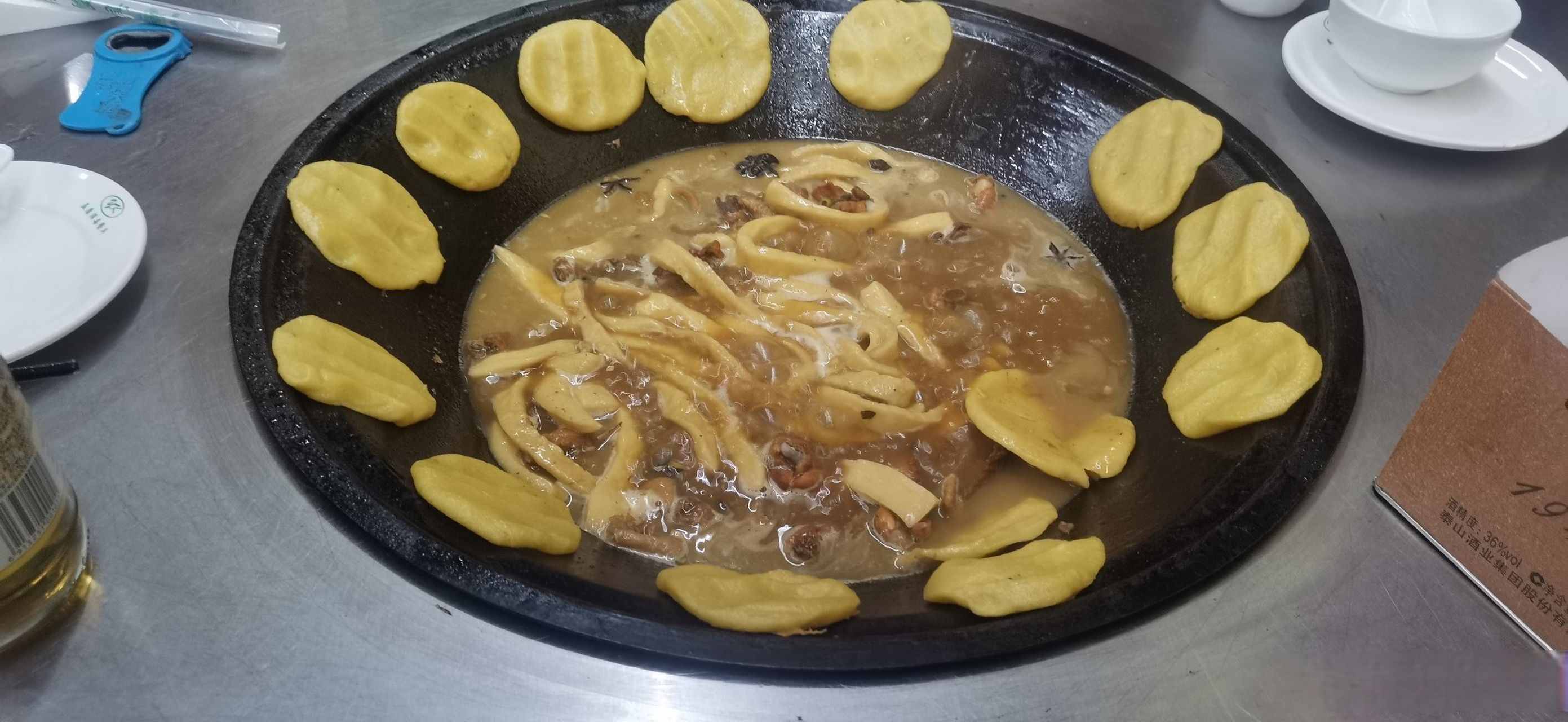 互粉##泰安美食#铁锅炖大红玉鸡,周围烀上了一圈玉米面的饼,汤里面