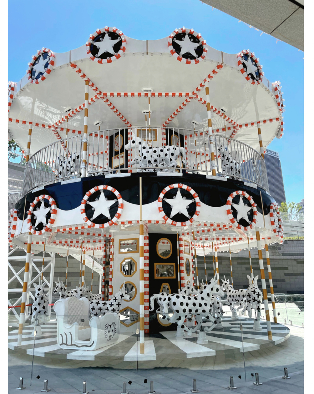 听朋友说万象城新上了一个 超大超梦幻的旋转木马98 本以为一个旋转