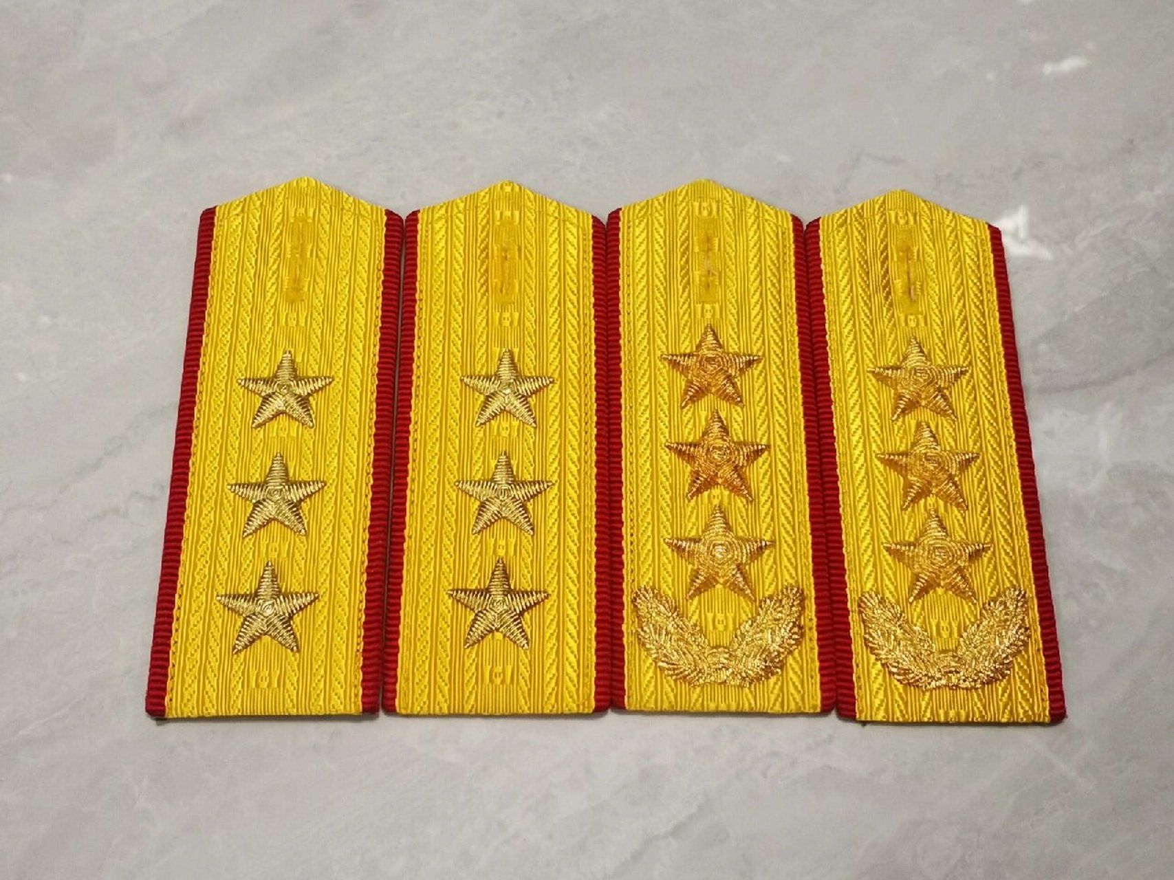 87上将肩章 80年代铝星无松枝版本和90年代版本