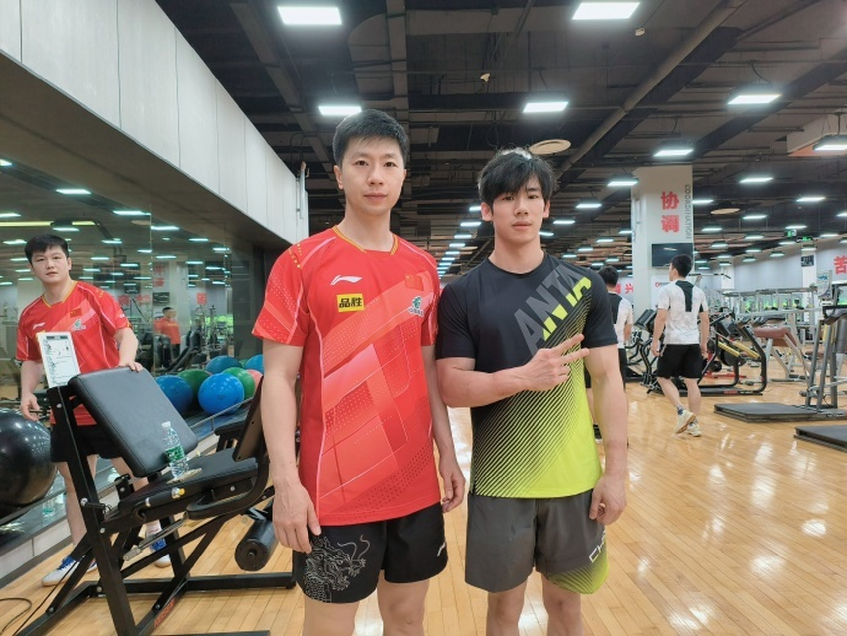 张博恒和马龙樊振东合影  体操冠军張博恆 晒出和马龙captain龙