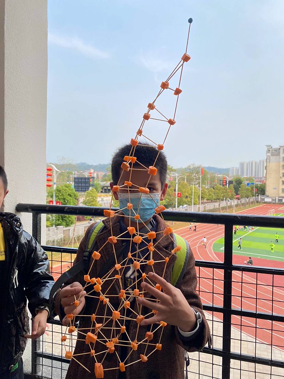 简单又好玩的胡萝卜塔 材料:30根牙签和胡萝卜粒 规则:限时30分钟