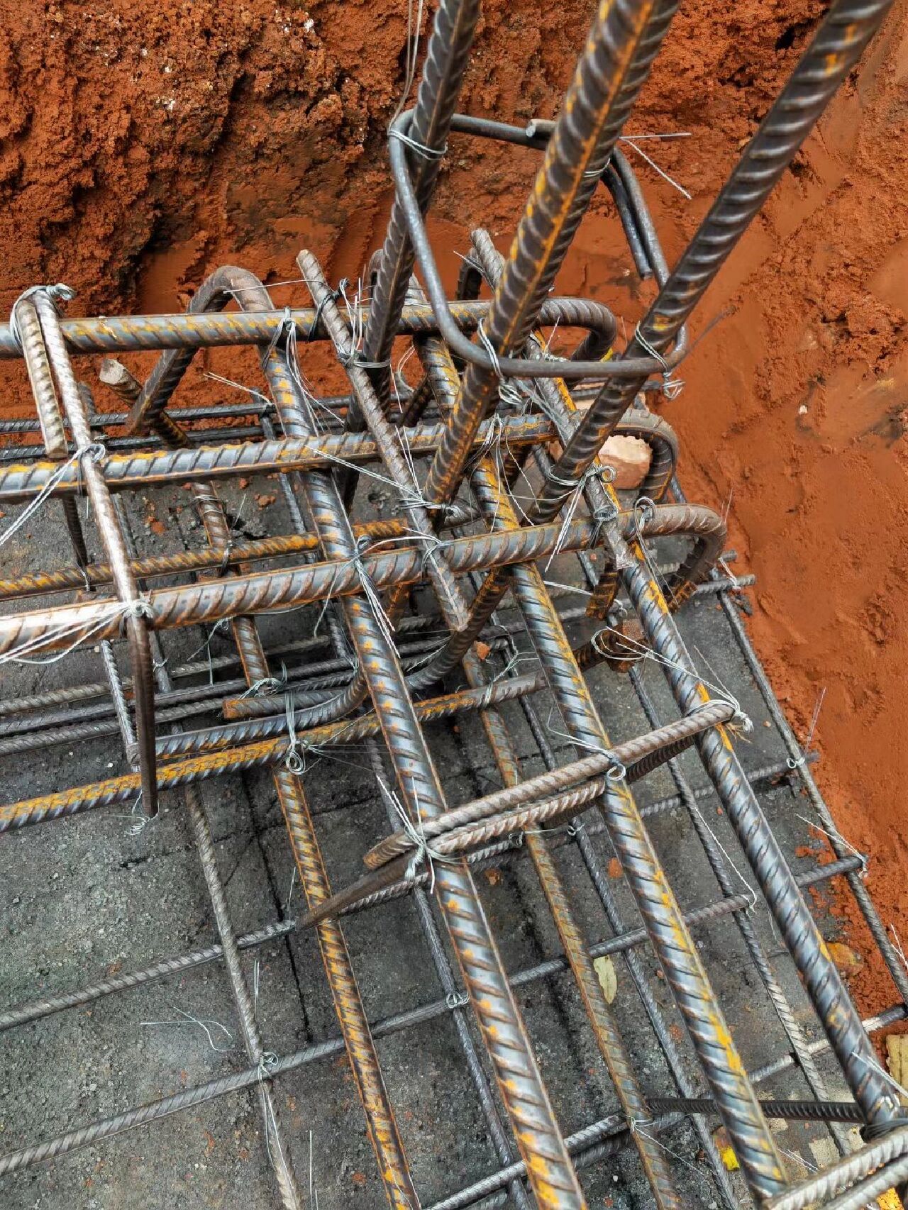 我作为设计方去验槽巡场,和业主一起监督基础施工,现场条形基础施工