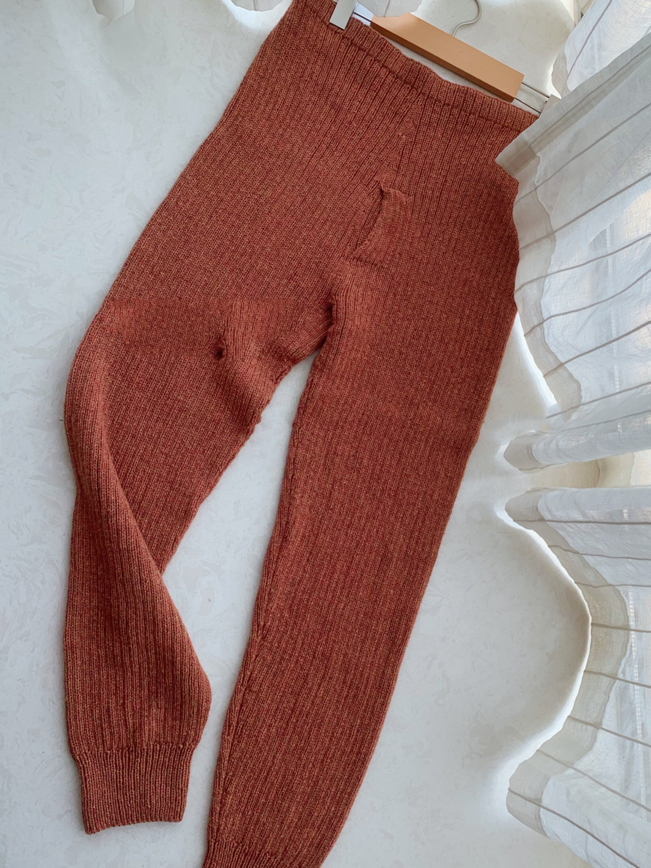 虽然是简单的毛裤,还是用心的考虑了穿着的舒适度,首先在后裆使用了