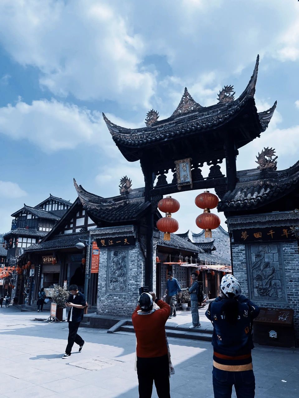 重庆潼南区的双江古镇比较好地保留了清代商市的建筑和人居风貌,石板