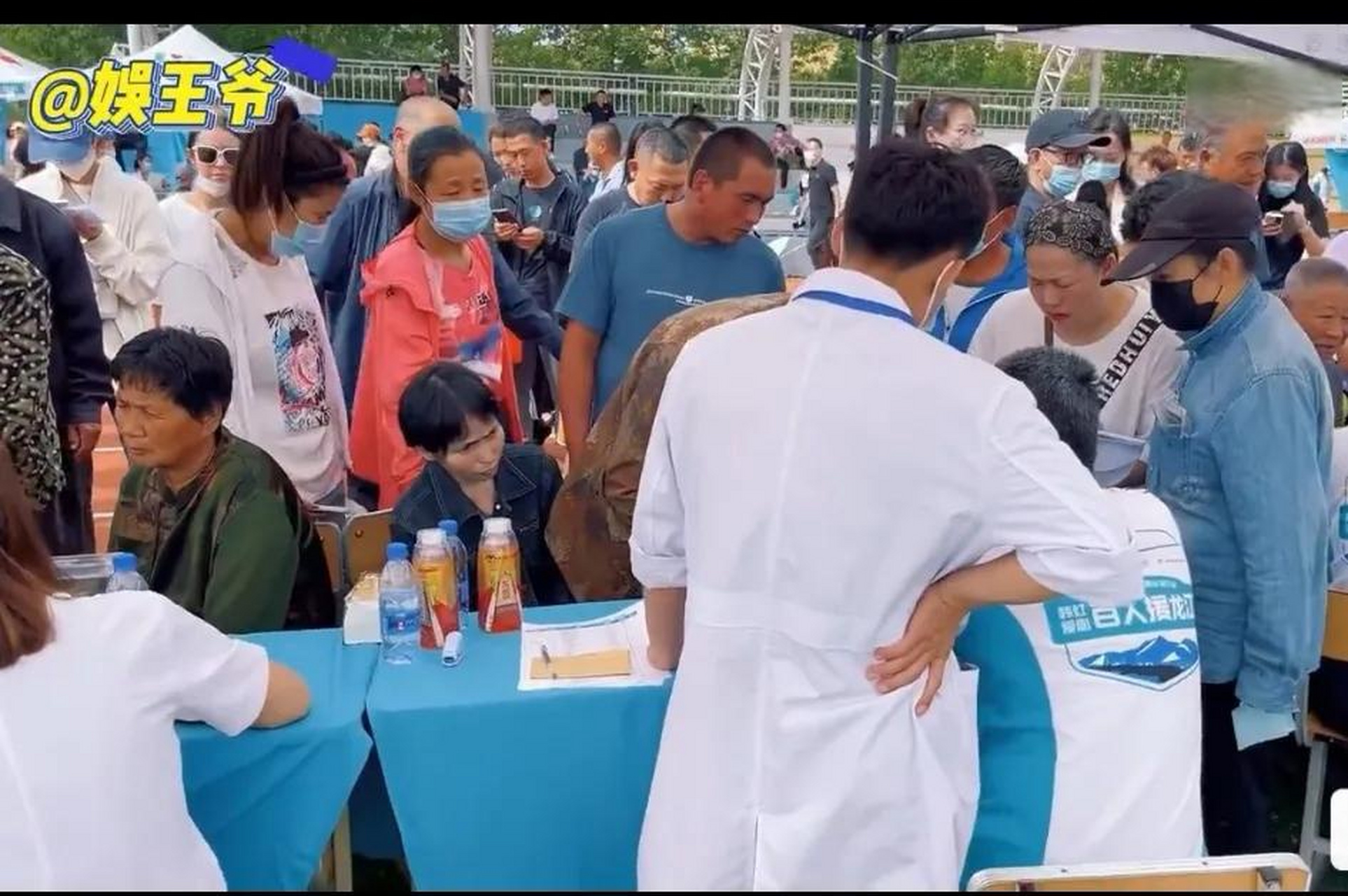 韩红结束义诊众人列队送别  韩红,好样的!