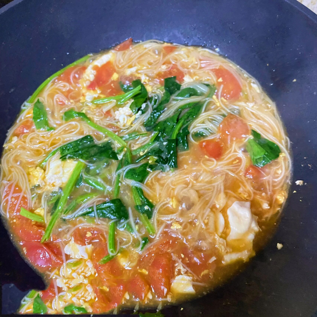 一大碗都不够吃销魂面西红柿菠菜面 材料: 西红柿 菠菜 鸡蛋 挂面