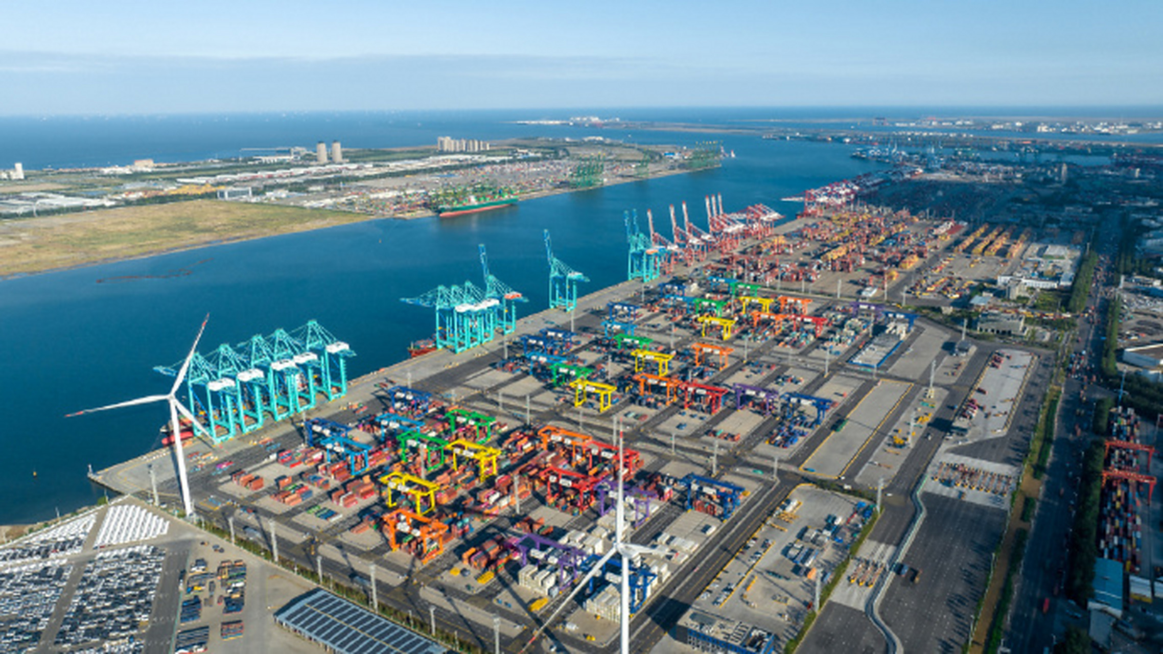 天津新闻#【东疆港区迎今年第1000艘次内贸船舶】近日,"安盛21"号