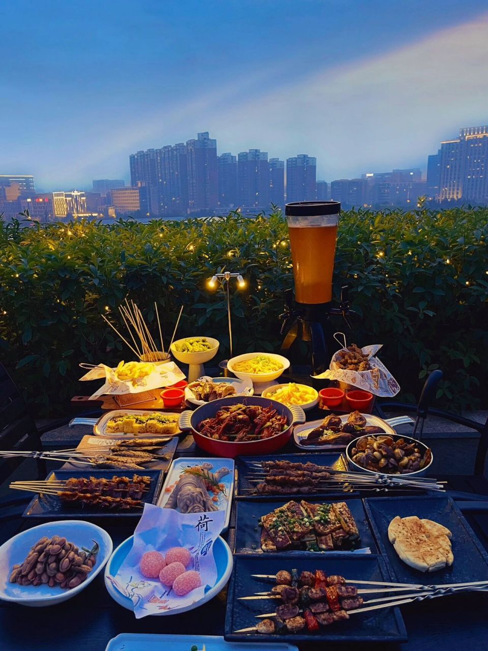 总要来趟郑州吧|盘点郑州醉美露台夜景餐厅 朋友三两小酌几杯 一边