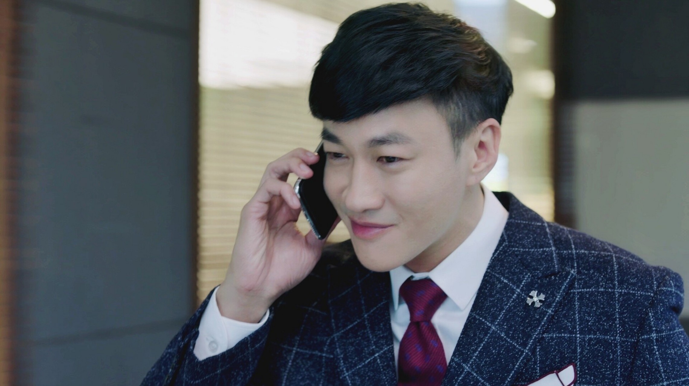 截修几张《正青春》温哲的图/何润东 这部剧里服饰不少,表情可爱的也