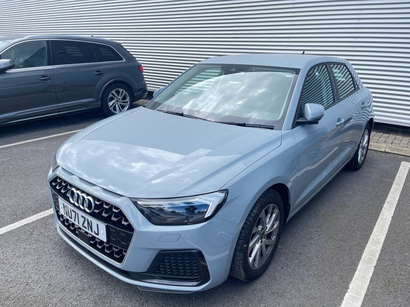 奥迪a1 非常不错的经济型小车,1.0排量,汽油,英国售价20万出头.