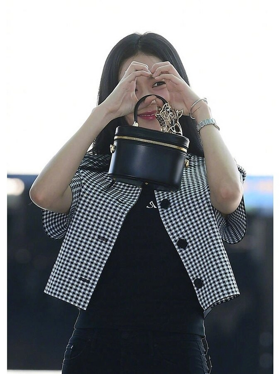 jisoo最新穿搭91名媛风搭配人字拖09 是不是出门忘记换鞋子了秀秀