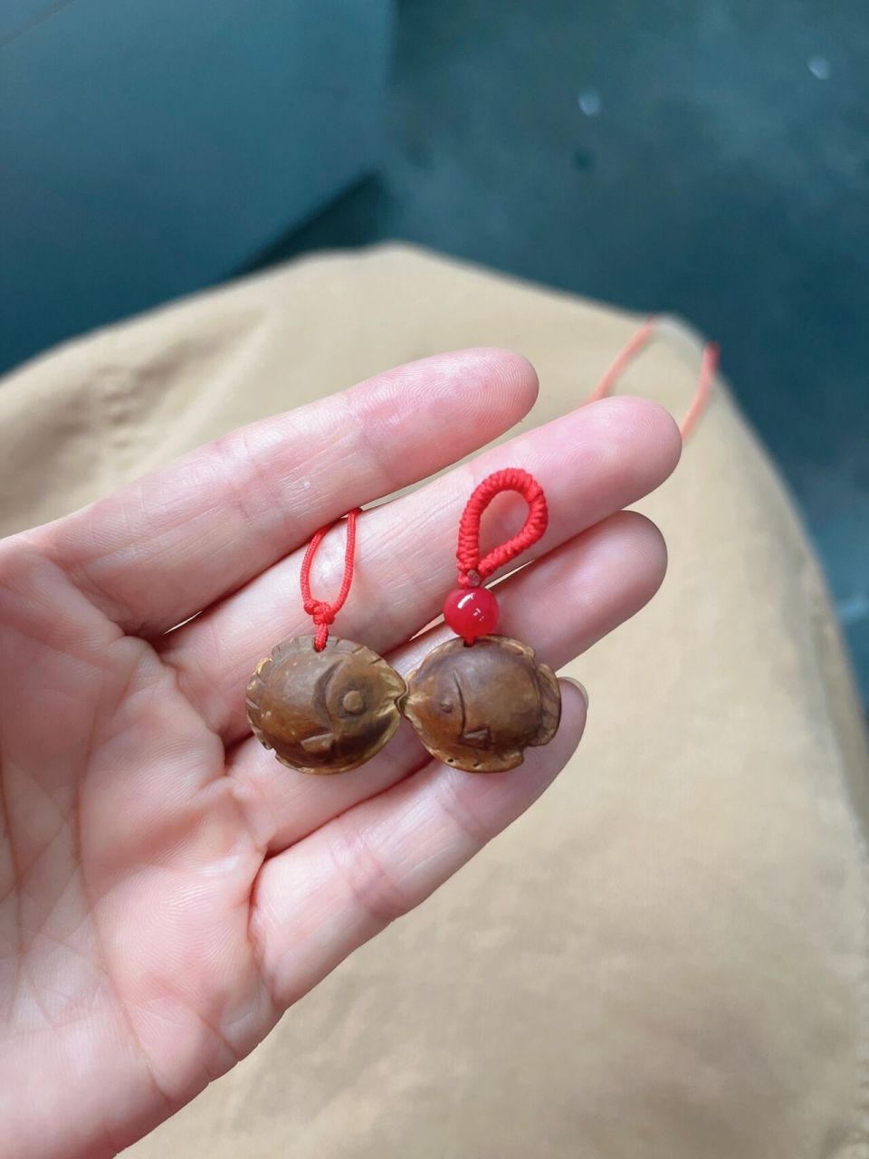 纯手工:杏核雕刻的小鱼(杏胡"幸福"小鱼) 某天在刷的时候,看到有博主
