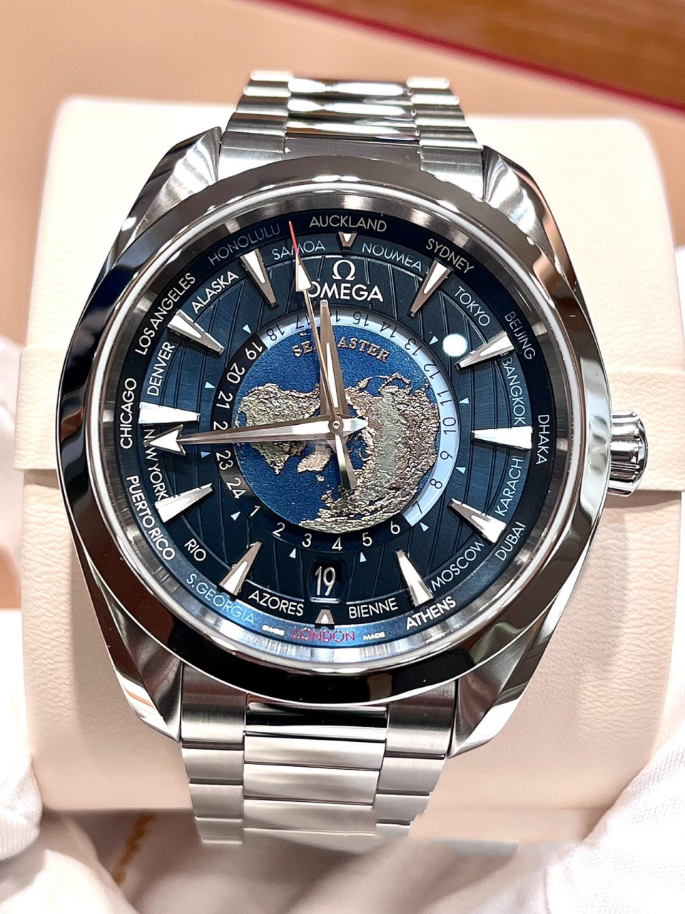 欧米茄海马世界时99一手一世界99颜值担 各位表友们,这款43毫米