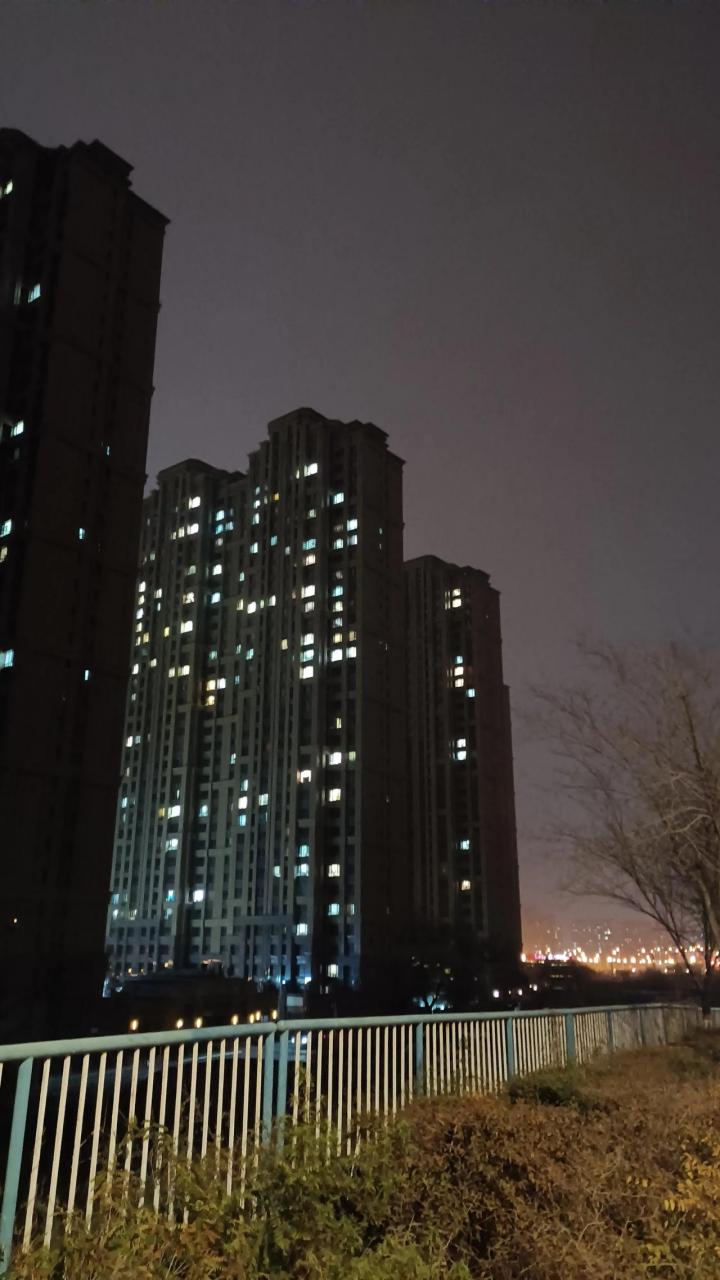 乌鲁木齐河滩夜景图片