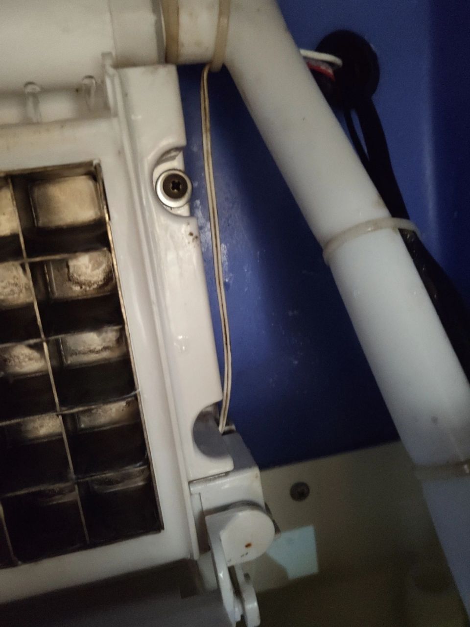 制冰机不制冰怎么办? 原来是制冰感应器有问题.