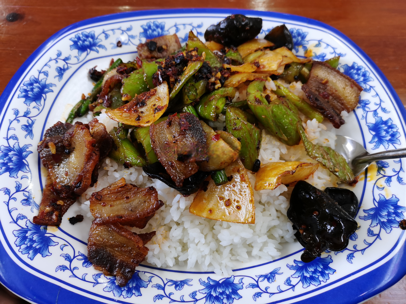 今天吃了回锅肉盖饭,素材有蒜苔,木耳,洋葱,辣椒…荤素搭配,香!